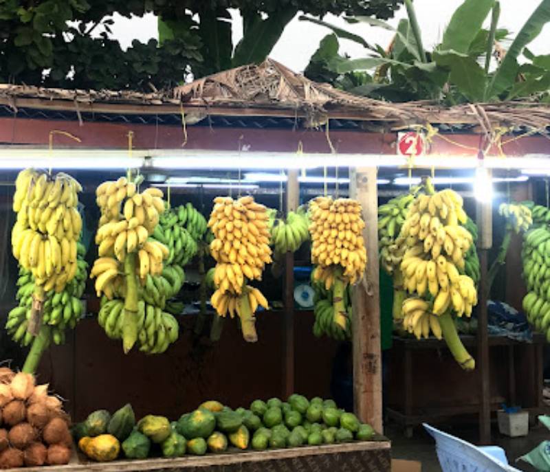 Stalls selling bananas and hookahs