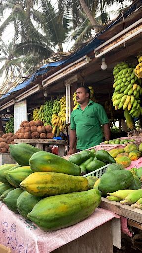 صورة لـ Stalls selling bananas and hookahs