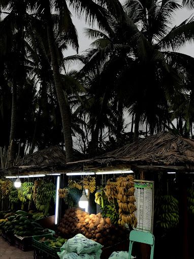 صورة لـ Stalls selling bananas and hookahs