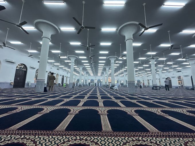 A photograph of Omar Al Rawas Mosque