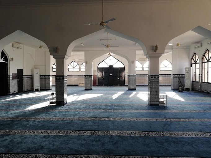 A photograph of Sheikh Ali Mosque in the edge