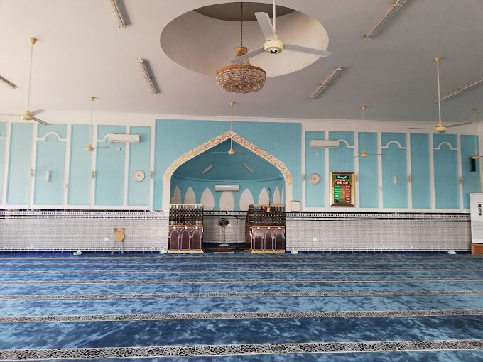 A photograph of Sheikh Ali Mosque in the edge