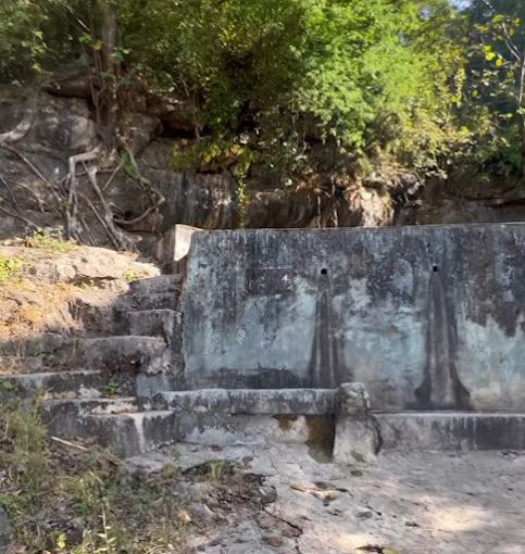 A photograph of Ain Minhal