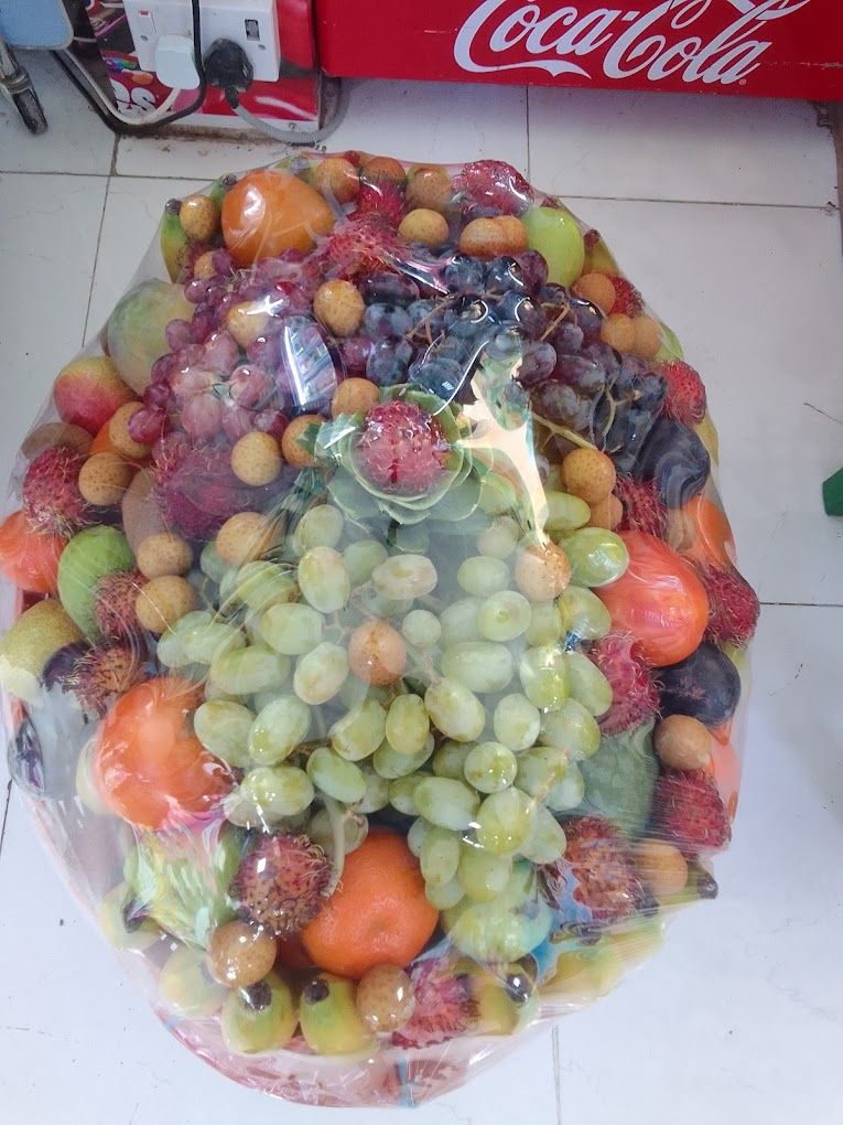 A photograph of Grocery and sale of fresh fruits, vegetables and dates