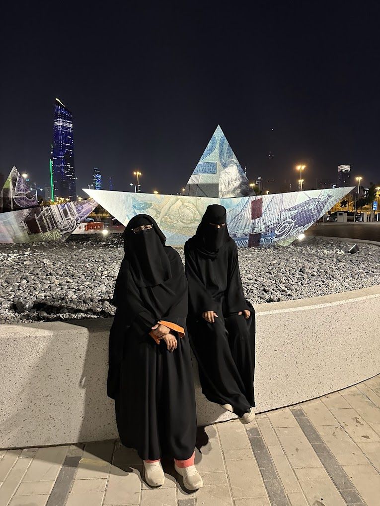 A photograph of Kuwaiti Dinar Monument